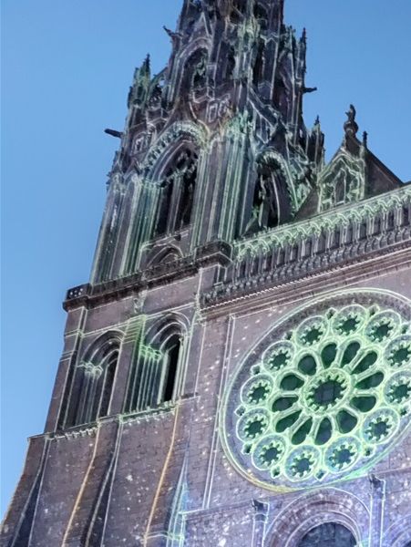 Kathedraal Chartres tijdens de lichtprojecties. 