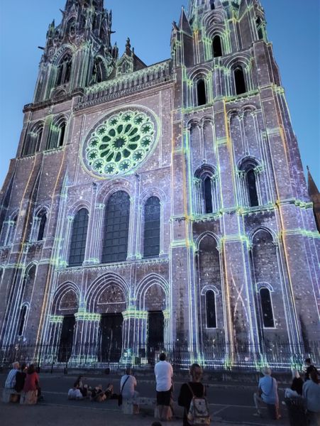 Kathedraal Chartres tijdens de lichtprojecties. 